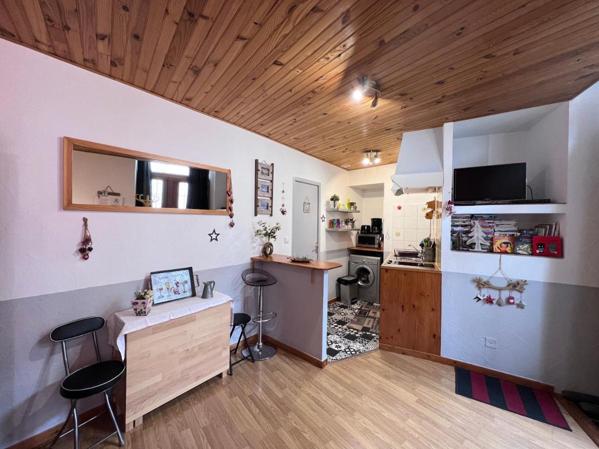 L'Astazou "Pret Gracieux Du Materiel De Ski" Au Studio 뤼생소베르 외부 사진